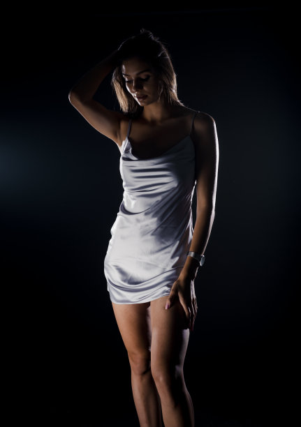 穿着时尚服装的年轻女子图片下载