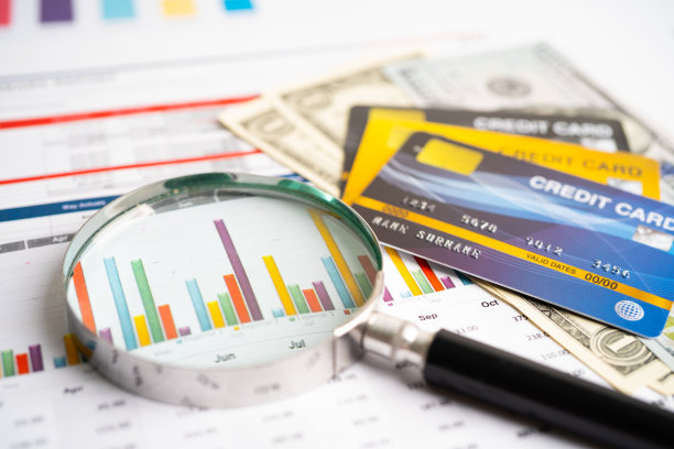 在图表和图表纸上的信用卡。金融发展，银行帐户，统计，投资分析研究，数据经济，股票交易，商业公司概念。图片下载
