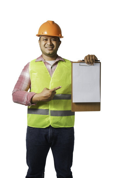 一个英俊的总工程师戴着安全帽的肖像。穿一只会反光的老虎。孤立在白色背景剪辑路径上。副本的空间。图片下载