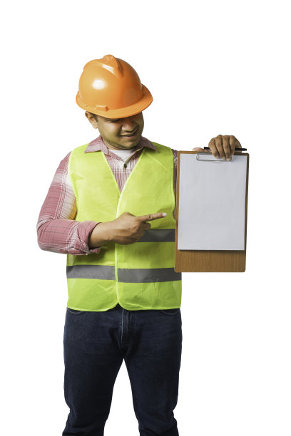 一个英俊的总工程师戴着安全帽的肖像。穿一只会反光的老虎。孤立在白色背景剪辑路径上。副本的空间。图片下载