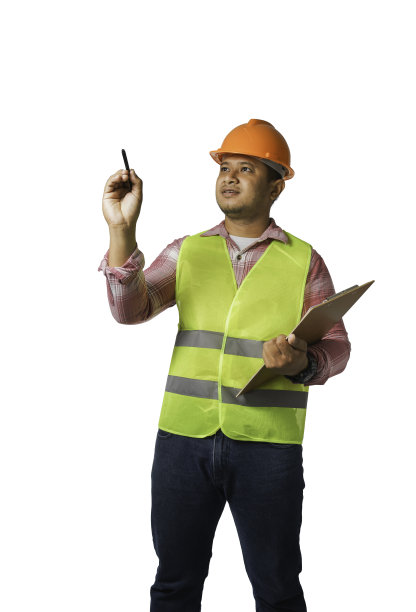 一个英俊的总工程师戴着安全帽的肖像。戴着一只会思考的老虎做笔记。孤立在白色背景剪辑路径上。图片下载