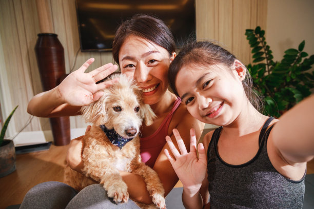 亚洲女性瑜伽老师和女孩拍摄瑜伽在线课程的视频。运动服装在摄像机前摆姿势的专业教练。健康的生活方式——居家科技。新常态的生活方式图片下载