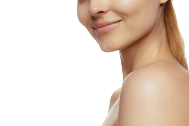 裁剪的形象温柔的女性的脸，微笑孤立在白色工作室背景图片下载
