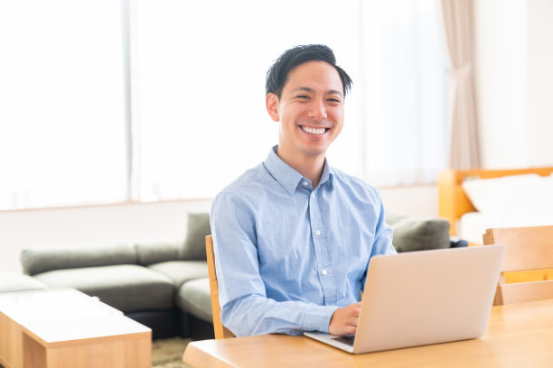 年轻人使用笔记本电脑图片下载