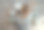 孩子鼓手在家里的厨房平底锅上打鼓图片下载