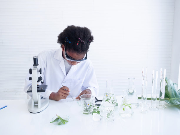 非洲儿童科学家在实验室学习科学，做实验。儿童早期发育。图片下载