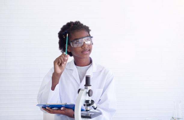 非洲儿童科学家在实验室里学习科学，用玻璃器皿做分析。图片下载