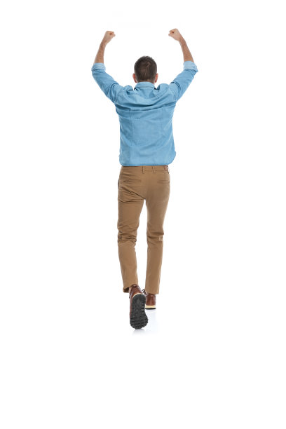 后面是一个穿着蓝色牛仔裤衬衫，手举拳头的潇洒的休闲男人图片下载