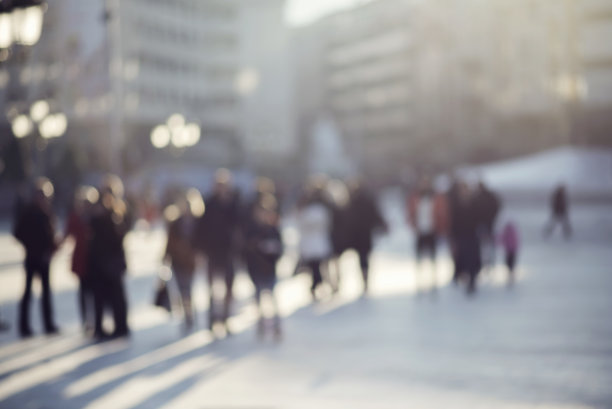 模糊抽象的人物背景，街上行人无法辨认的剪影图片下载