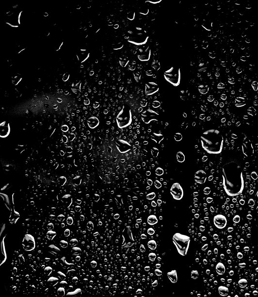 水滴在玻璃上。透明滴在玻璃上的叠加效果。滴雨滴。成雾。图片下载