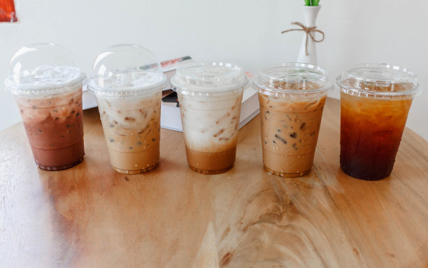 把冷咖啡放在塑料杯里图片下载