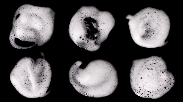 从肥皂、洗发精或沐浴露中提取的白色液体泡沫图片下载