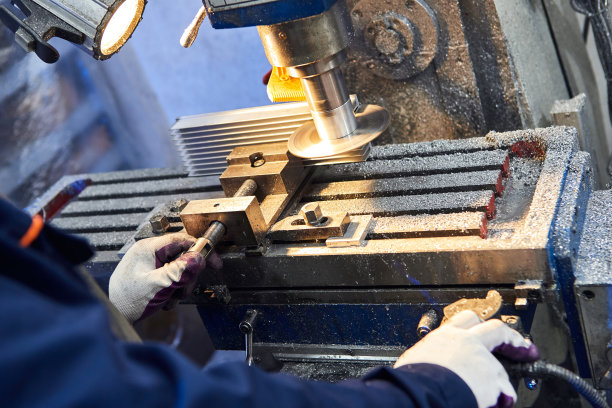 工艺工程师负责用机器切割铝坯。圆型铣床切割金属型材。钢铁行业。图片下载