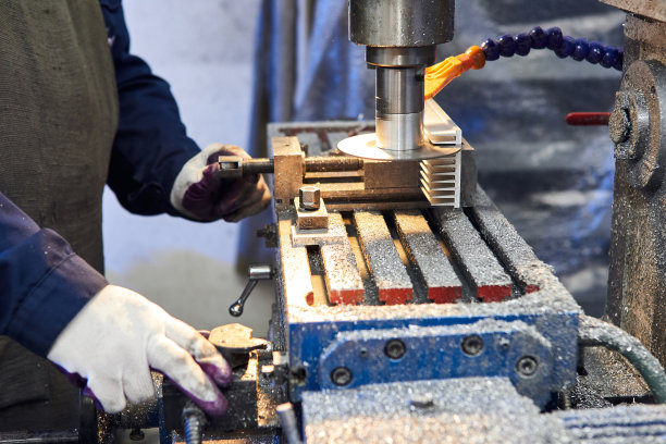 工艺工程师负责用机器切割铝坯。圆型铣床切割金属型材。钢铁行业。图片下载