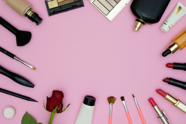 女性化妆品和化妆品配件以粉色为背景，复制空间和红玫瑰，俯视图概念。图片下载