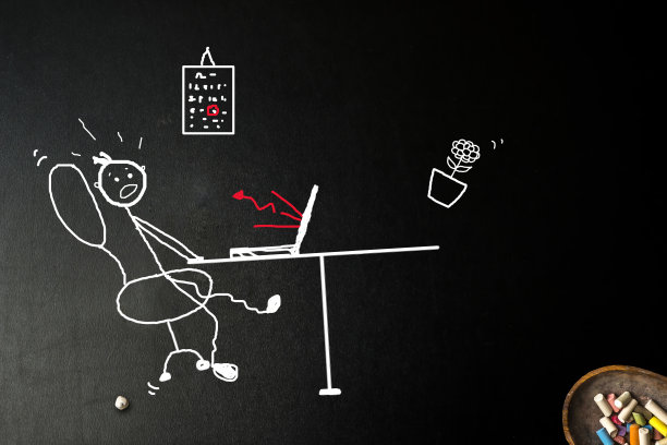 愤怒的老板在视频电话中对员工大喊大叫，远程解雇的概念。图片下载