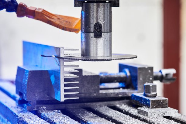 用机器切割铝坯。切削金属型材的圆型铣床。钢铁工业。图片下载