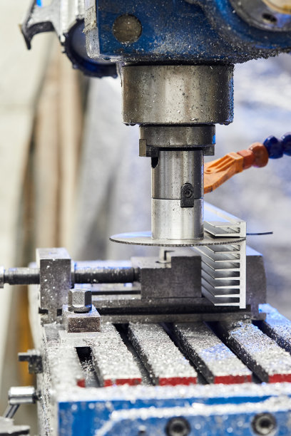 用机器切割铝坯。切削金属型材的圆型铣床。钢铁工业。图片下载