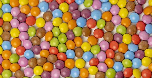 光电话，不同颜色的瓷砖糖果，巧克力制成的装饰瓷砖图片下载