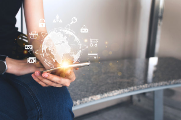 女性使用智能手机进行网上购物，金融和银行通过互联网技术与虚拟的全球网络连接。图片下载