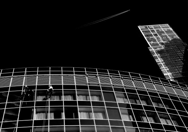 黑暗的城市。城市黑白照片。图片下载