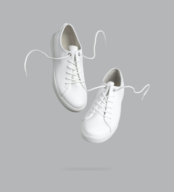 飞行白色皮革妇女运动鞋孤立的灰色背景。时尚时尚的运动休闲鞋。鞋的创意极简布局模拟为您的设计鞋店广告图片下载