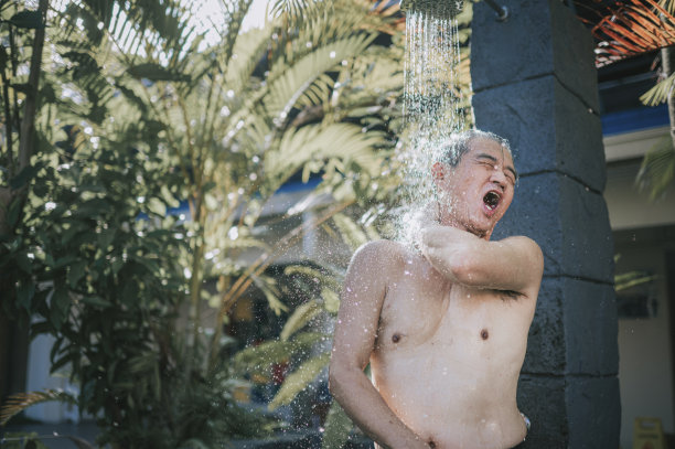 亚裔华人老人喜欢在进入游泳池上课前淋浴图片下载