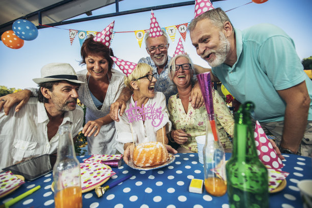 老人们在河边的村舍里欢度生日。图片下载