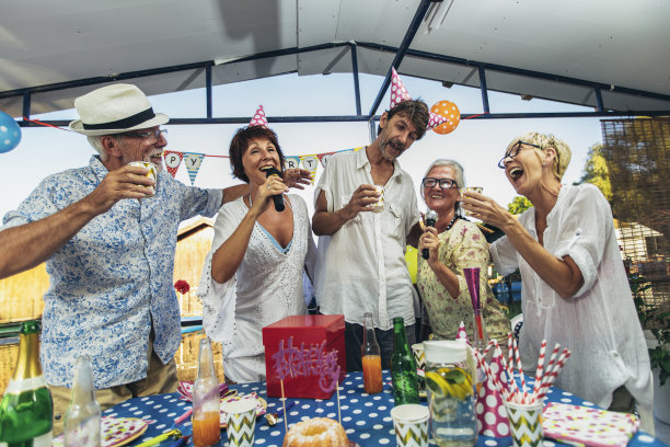 老人们在河边的小屋唱卡拉ok庆祝生日。图片下载