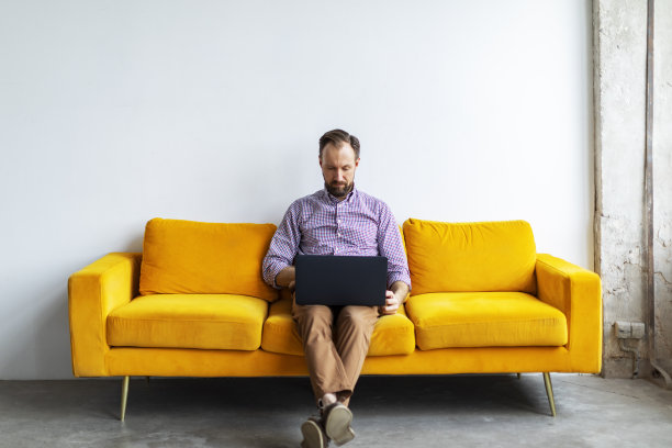 年轻的成年商人在办公室用笔记本电脑工作图片下载