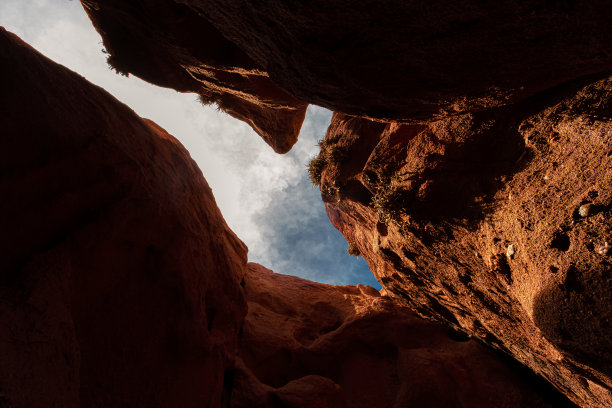阿根廷萨尔塔的红色岩层，上面有空心图片下载