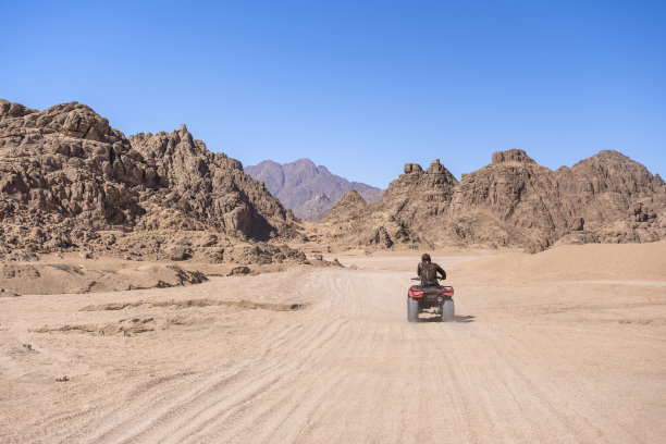 山川风光和骑摩托车的人图片下载