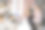 女化妆师在美容院为客户化妆。图片下载