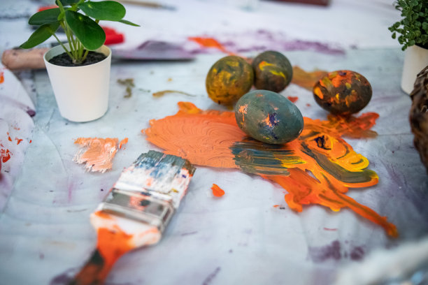 着色复活节彩蛋。图片下载