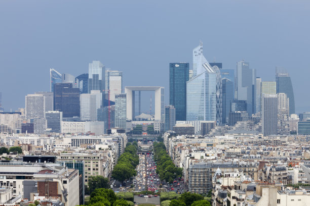 巴黎市景与拉德芳斯金融区黄昏，鸟瞰图图片下载