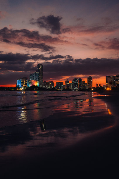 黄昏时分卡塔赫纳湾的住宅建筑图片下载