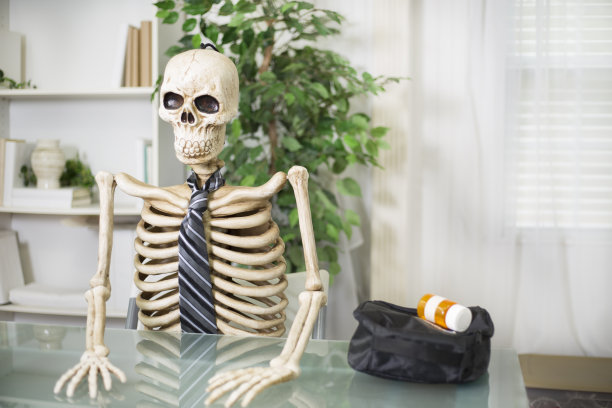 骨骼在家中测量血压，系着商务领带远程办公图片下载