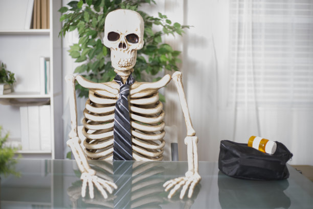 骨架在家测血压。远程工作时，他会打商务领带。图片下载