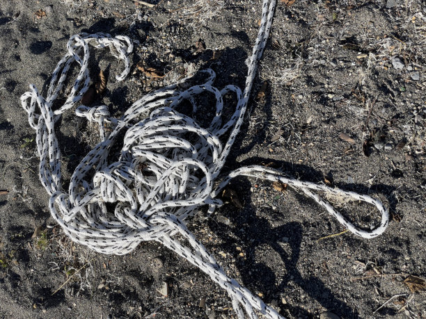 沙滩上的旧船绳图片下载