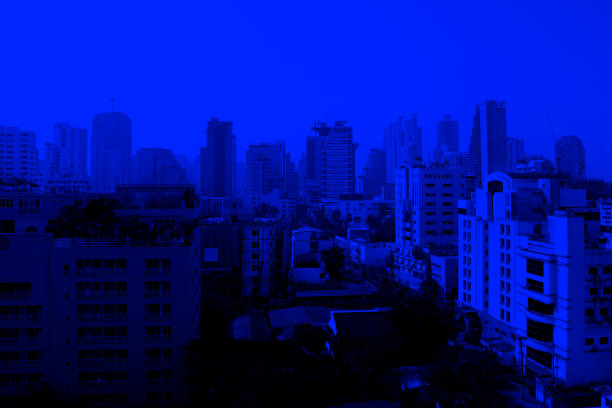 曼谷的城市景观，深蓝色的高楼大厦图片下载