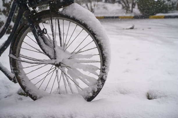 大雪天气:自行车车轮上覆盖着厚厚的积雪图片下载