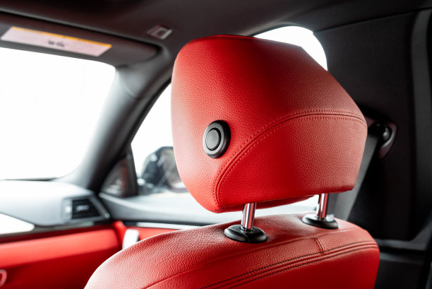 红色皮革的汽车头枕图片下载