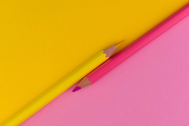 黄色和蓝色铅笔把黄色和蓝色的背景分开。图片下载