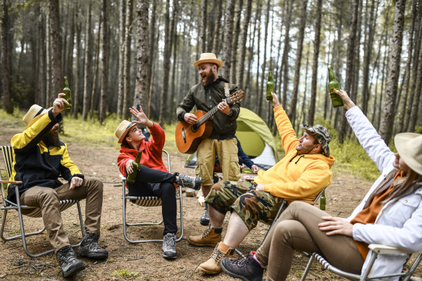 给快乐的朋友们的森林派对，啤酒和吉他音乐图片下载