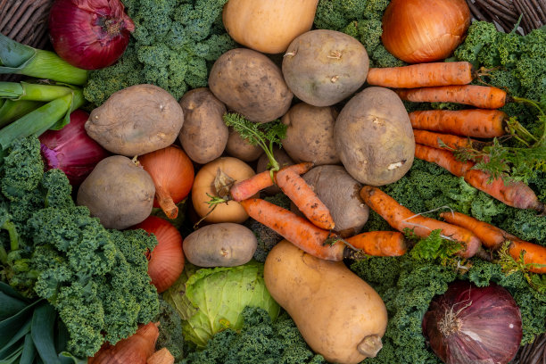 农贸市场生物有机蔬菜，农家新鲜蔬菜盒木制背景，素食理念图片下载