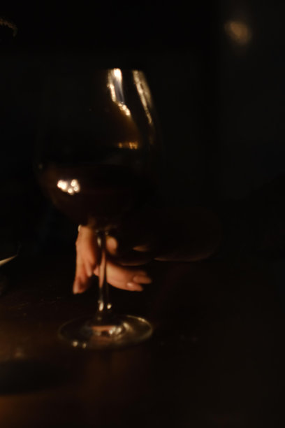 一杯酒图片下载