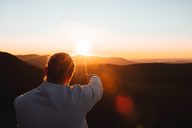 从山顶指向日落的太阳图片下载