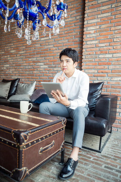 年轻帅气的执行董事长图片下载