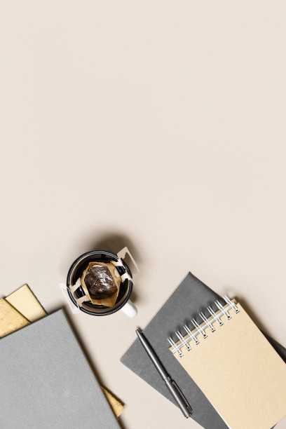 办公桌边的杯子里有滴咖啡袋，米色背景的计划表，抄写本，笔记本。咖啡滤袋，用于冲泡咖啡粉，工作时间休息，俯视图图片下载