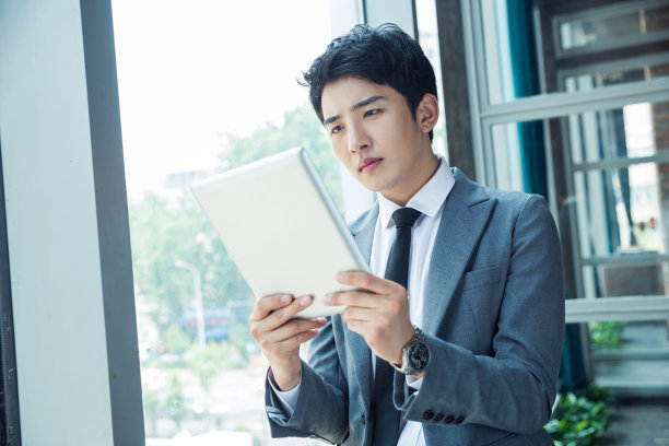 商人站在玻璃窗前图片下载